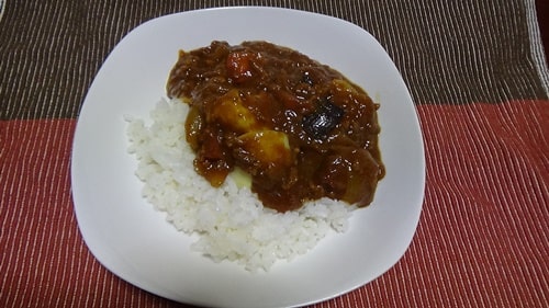 豚骨煮込みカレー（盛り付け）